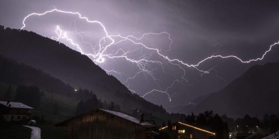 In der Schweiz ist es am Donnerstagabend und in der Nacht auf Freitag in einigen Regionen stellenweise zu kräftigen Gewittern gekommen. (Archivbild)