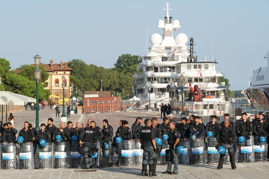 Die Luxusjacht musste von der Polizei abgeschirmt werden.