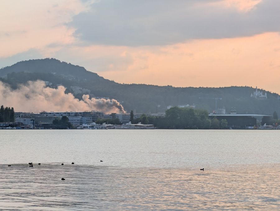 Über dem Vierwaldstättersee ist eine Rauchsäule sichtbar.