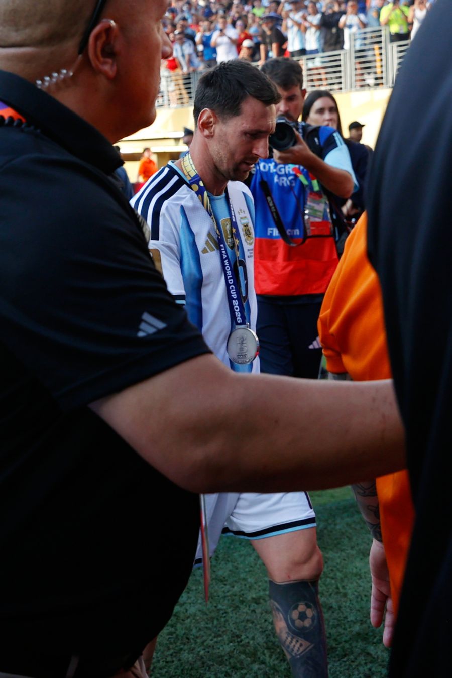 Sichtlich mitgenommen verlässt Messi mit der Silbermedaille das Spielfeld.