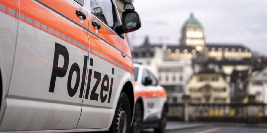Die Stadtpolizei Zürich verhaftete in der Nacht auf einen Donnerstag einen 34-jährigen Rumänen, der mit seinem Auto davonraste, als er kontrolliert werden sollte. (Symbolbild)