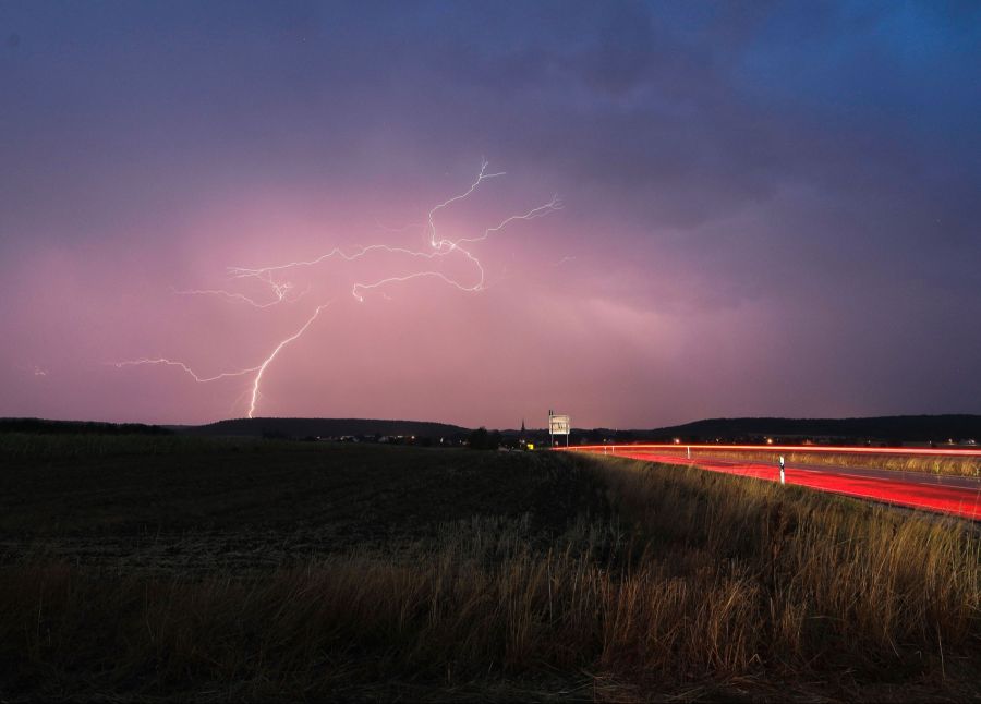 Danach ist es allerdings vorbei mit dem Sommer: Regen und Gewitter ziehen auf. (Symbolbild)