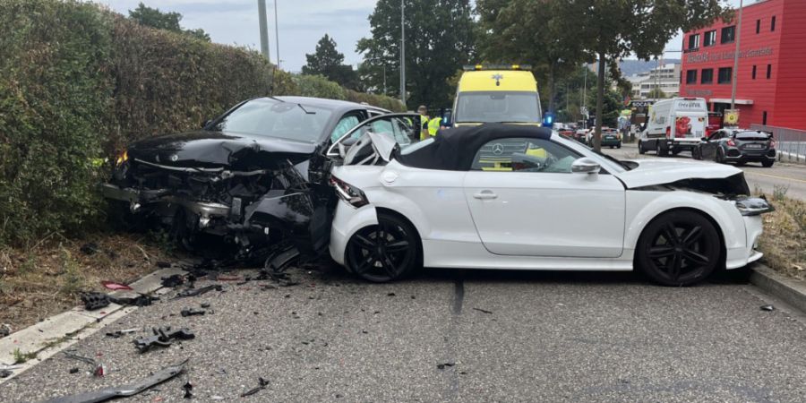 Alle drei Fahrzeuge mussten abtransportiert werden.