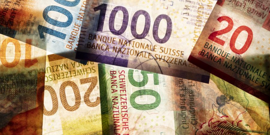 Eine ältere Person hob vergangene Woche in Luzern nach einem betrügerischen Telefongespräch mehrere tausend Franken Bargeld ab. Zwei mutmassliche Betrüger wurden festgenommen. (Symb...