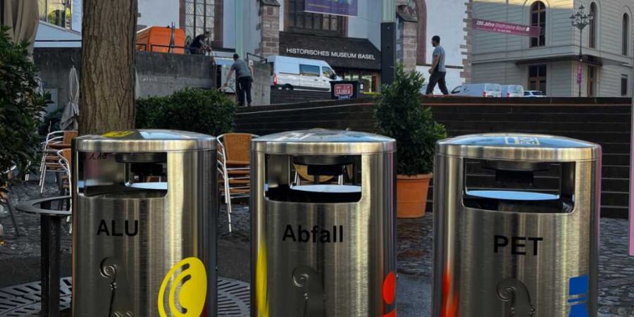 In der Basler Innenstadt können ab sofort PET-Flaschen und ALU-Dosen getrennt in öffentlichen Abfalleimern entsorget und recycelt werden.