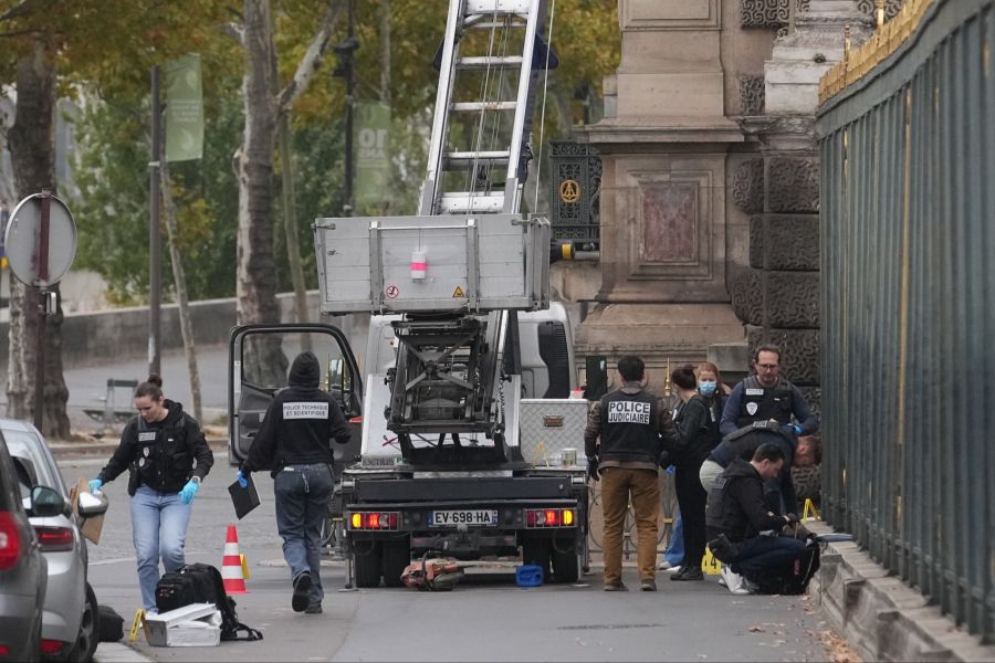 Am 19. Oktober 2025 verschafften sich mehrere Personen über eine Hebebühne Zugang zum Pariser Louvre.