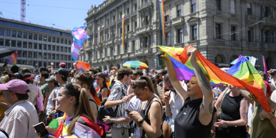 Bunt und laut pulsierte der Demonstrationszug der Zurich Pride über den Paradeplatz in Zürich.
