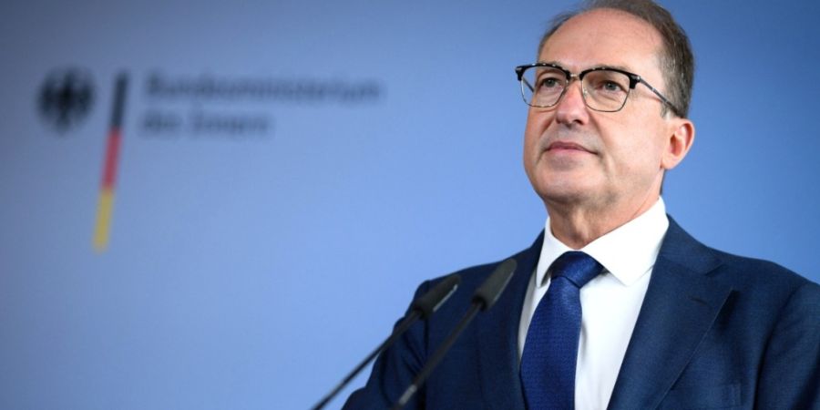 Alexander Dobrindt (CSU), Bundesinnenminister, äußert sich in einer kurzfristig einberufenen Pressekonferenz zu den Ermittlungen nach einem Waffenfund. Deutsche Sicherheitsbehörden h...