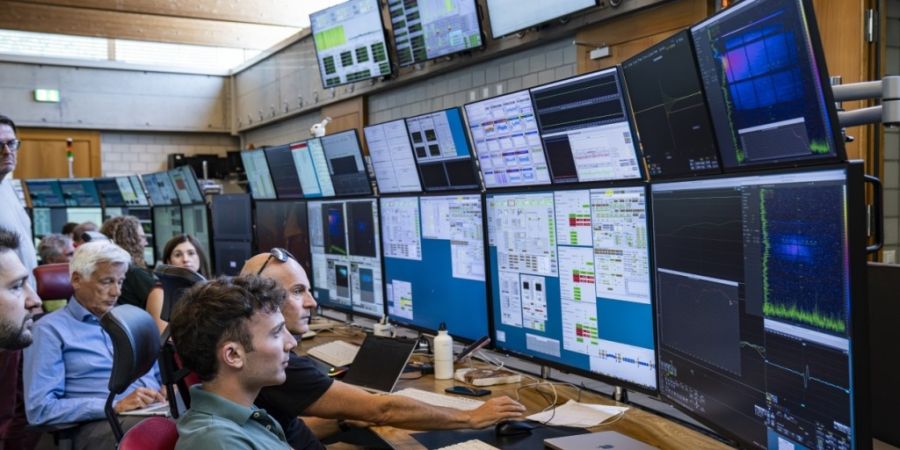 Wissenschaftlerinnen und Wissenschaftlern haben am PSI in Villigen AG erstmals Positronen für den geplanten zukünftigen Teilchenbeschleuniger am Cern erzeugt.