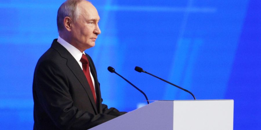 Auf dem Pool-Foto, das über die Agentur Sputnik via AP zur Verfügung gestellt wurde, redet der russische Präsident Wladimir Putin auf dem Parteitag von «Einiges Russland». Foto: Gavr...