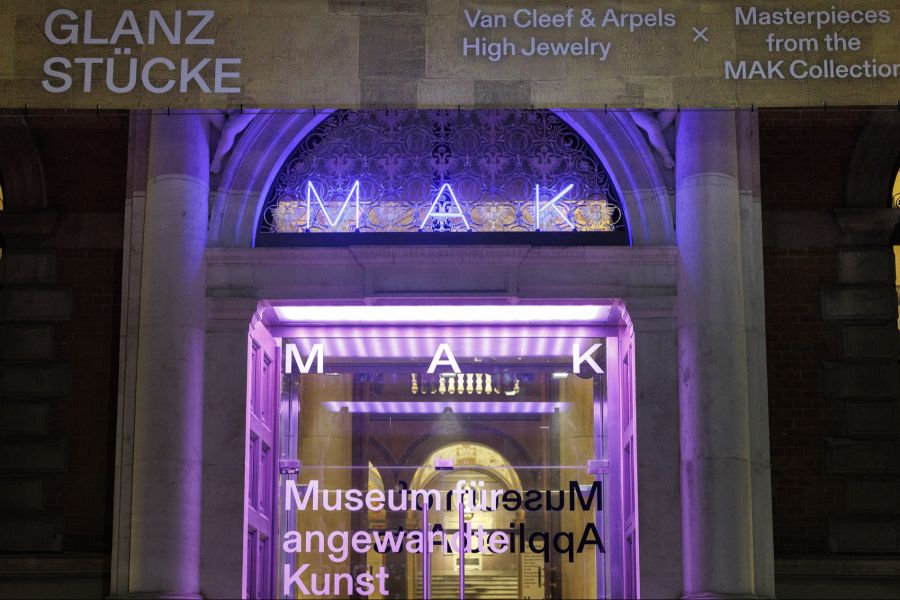 Zwei Kunstdiebe haben am Donnerstag ein Ausstellungsstück aus dem Museum für angewandte Kunst (MAK) in der Wiener Innenstadt gestohlen.