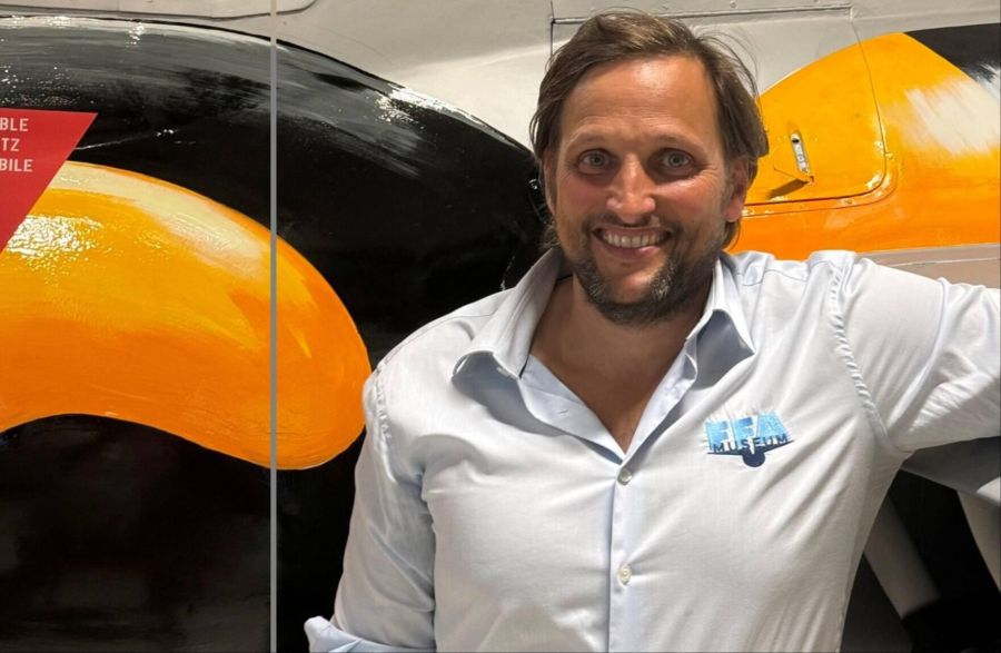 Bernhard Vonier leitet das Flieger- und Fahrzeugmuseum, in dem eine Sonderschau zum Jubiläum zu sehen ist.