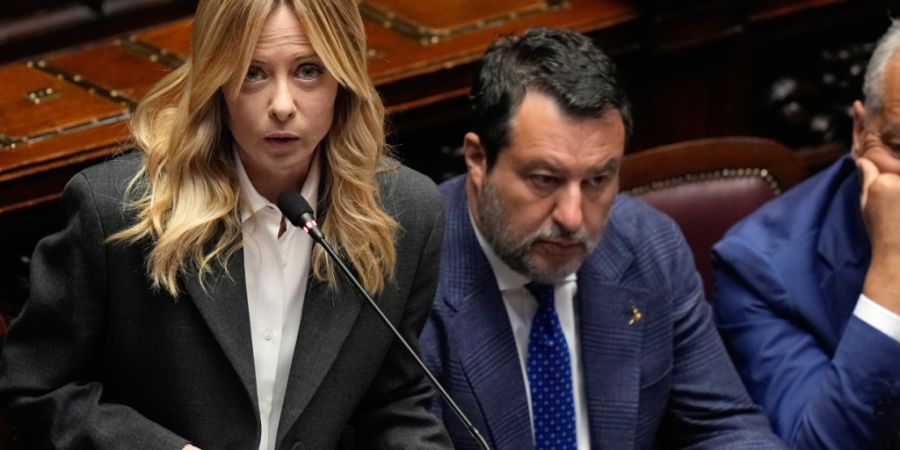 ARCHIV - Die italienische Ministerpräsidentin Giorgia Meloni, neben Verkehrsminister Matteo Salvini (M) und Innenminister Matteo Piantedosi. Foto: Alessandra Tarantino/AP/dpa/Archivbild