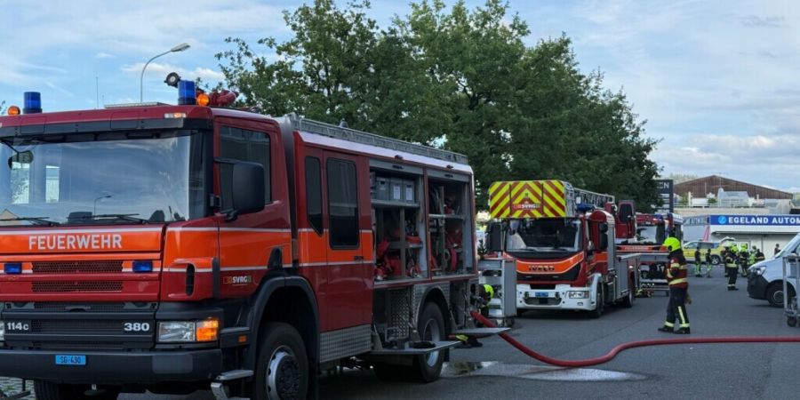 Aus zunächst unbekannten Gründen geriet im sankt-gallischen Gossau in einer Tiefgarage ein Elektro-Auto in Brand.