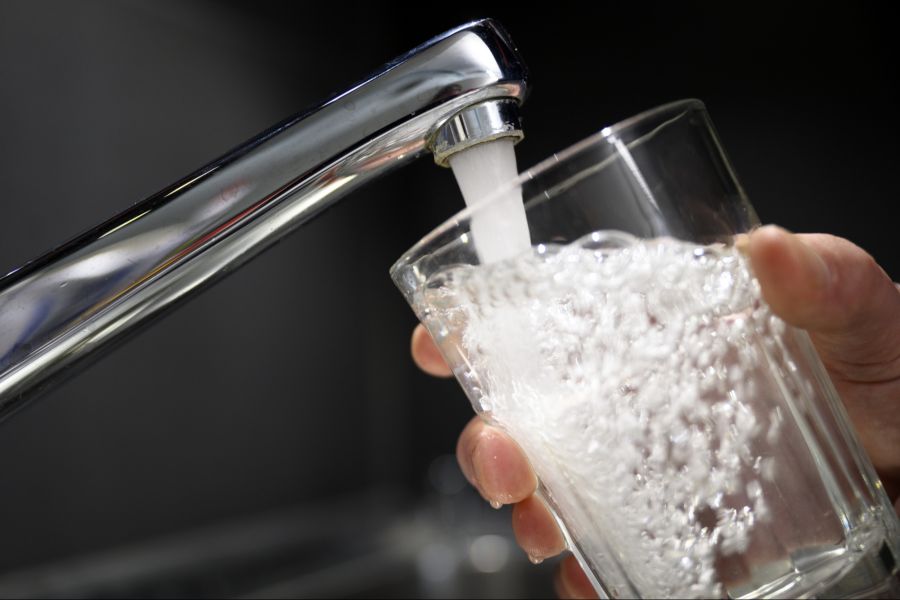 Es ist wichtig, viel und regelmässig zu trinken. Das heisst: mindestens 1,5 Liter pro Tag – auch ohne Durstgefühl.