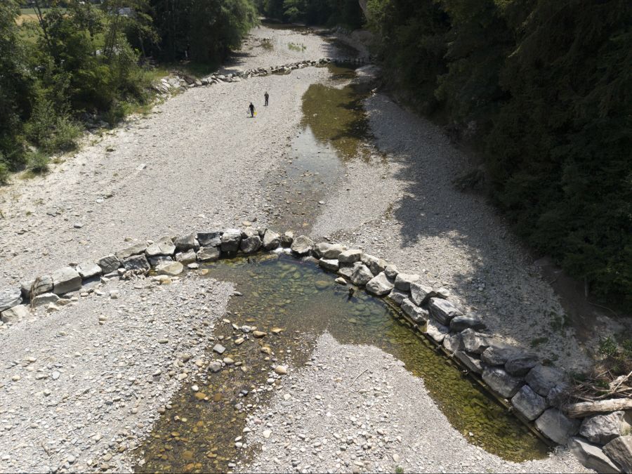 Viele kleinere Schweizer Gewässer wie hier die Emme führen sehr wenig Wasser.