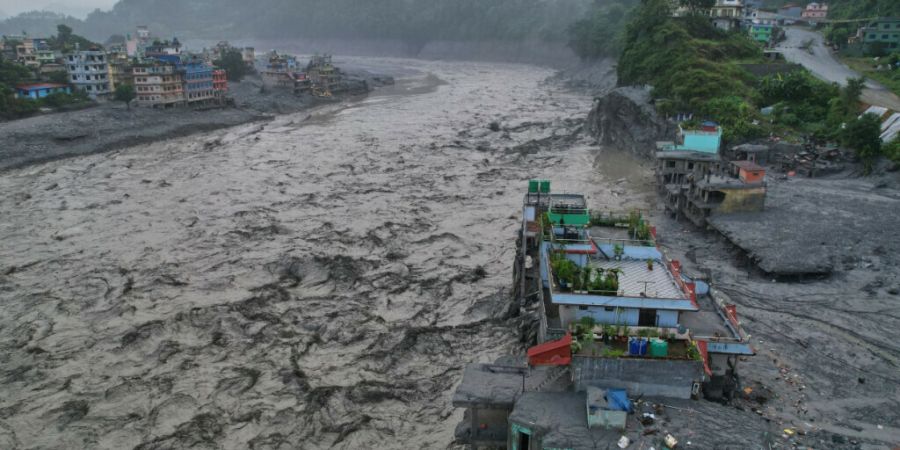 dpatopbilder - Spuren der Verwüstung nach der Sturzflut entlang des Trishuli-Flusses. Foto: Rajesh Kumar Singh/AP/dpa