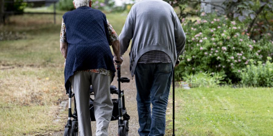 Die 13. AHV-Rente bringt für die 1. Säule der Altersvorsorge in finanziell unklare Zukunftsaussichten. (Symbolbild)