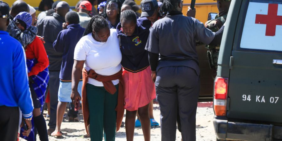 Eine verletzte Schülerin wird nach einem Brandausbruch am frühen Morgen an der Utumishi Girls School im Bezirk Gilgil in Zentralkenia evakuiert. Foto: Andrew Kasuku/AP/dpa