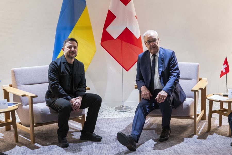 «Hat er ein Problem mit seinen Beinen?», fragt ein User auf X zum Video, in dem Guy Parmelin den ukrainischen Präsidenten Wolodymyr Selenskyj trifft.