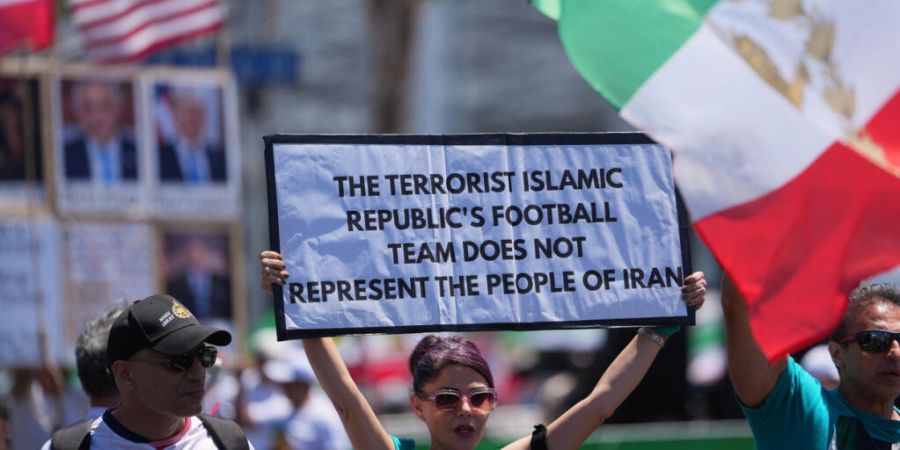 Die WM-Partie des Iran gegen Neuseeland steht unter sehr besonderen Vorzeichen. Das ist schon vor dem Anpfiff zu sehen. Viele Fans drücken eine klare Botschaft aus.