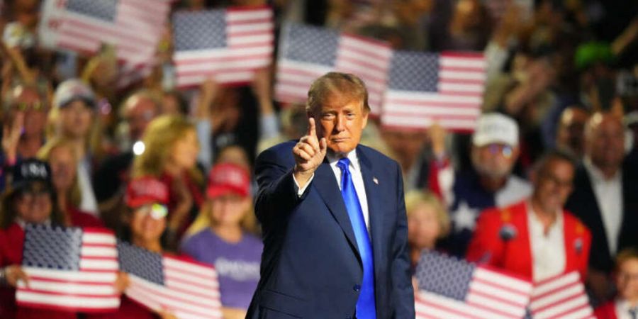 US-Präsident Donald Trump gestikuliert, als er seine Rede auf dem Parteitag der Republikaner beendet. Foto: Julio Cortez/AP/dpa