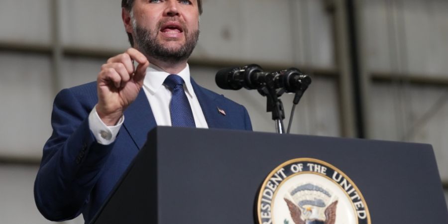 ARCHIV - Vizepräsident JD Vance spricht in Milwaukee bei einer Veranstaltung auf dem Gelände der Wisconsin Air National Guard am Milwaukee Mitchell International Airport über Maßnah...