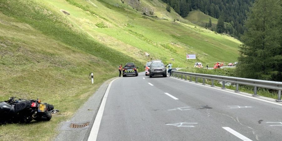 Die beiden verunfallten Motorradfahrer wurden nach Scuol GR ins Spital gebracht.