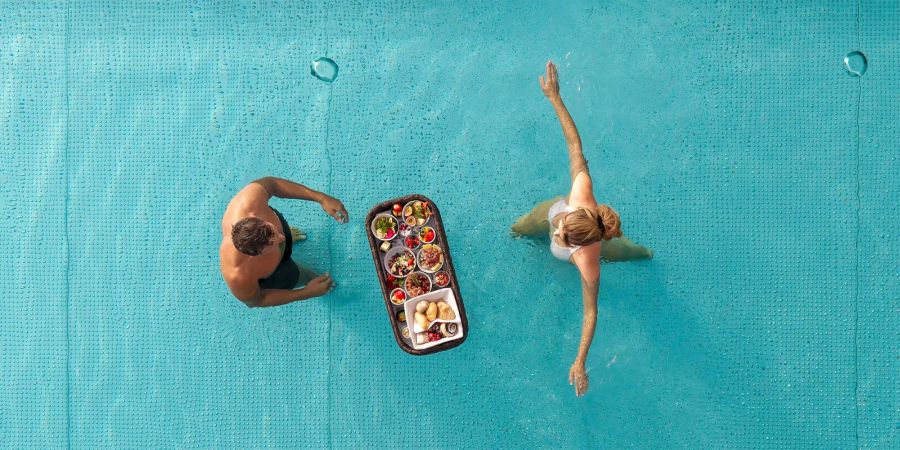 Floating Brunch im Infinity-Pool: Im Hotel Sepp gehören Genuss und Entspannung mit Blick auf die Bergwelt zum Konzept.