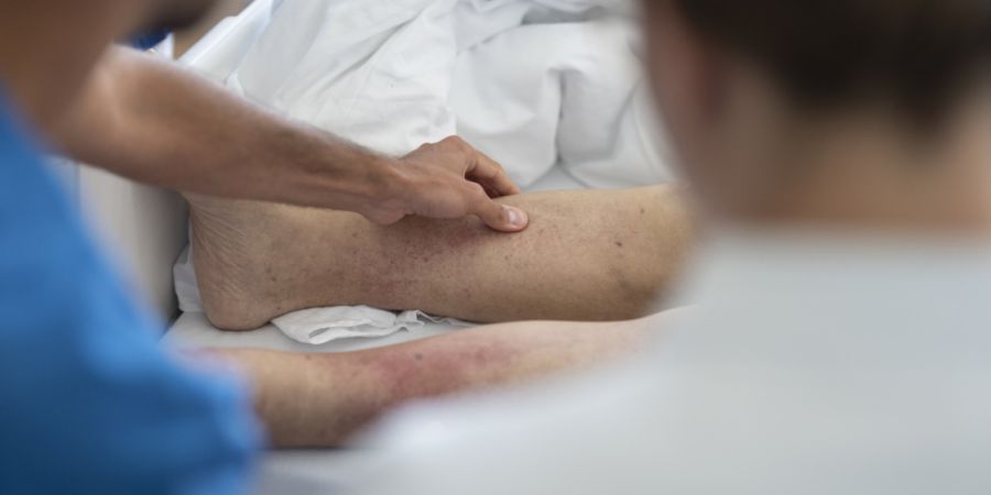 Nach der angekündigten Umstrukturierung am Spital Aarberg wollen sich die Personalverbände für den Erhalt der Stellen in Aarberg einsetzen. (Symbolbild)