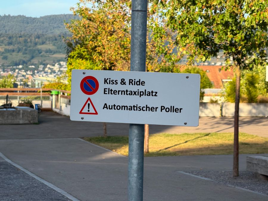 Unbeirrt laden Eltern ihre Kinder an den «Kiss & Ride»-Elterntaxiparkplätzen» ab.