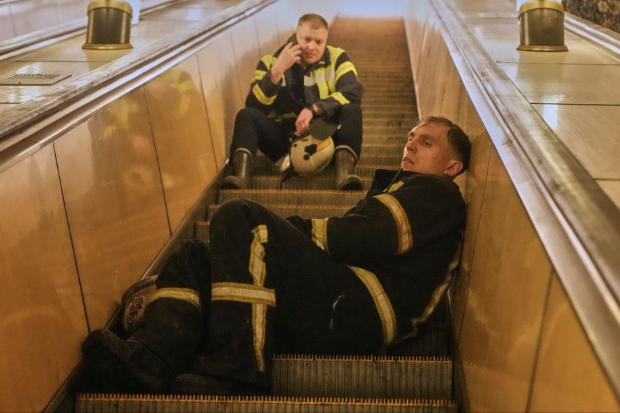 Man habe «einfach dort zugeschlagen, wo es bequem war, um die Ergebnisse zu beobachten». (Im Bild: Feuerwehrmänner  verstecken sich während des Angriffs auf Kiew am 24. Mai 2026)