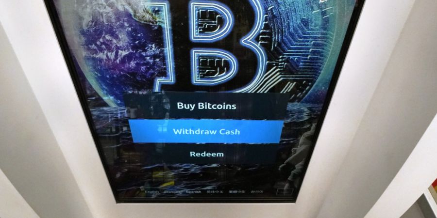 Der Bitcoin-Kurs steht unter Druck - im Bild ein Verkaufsautomat in den USA. (Archivbild)