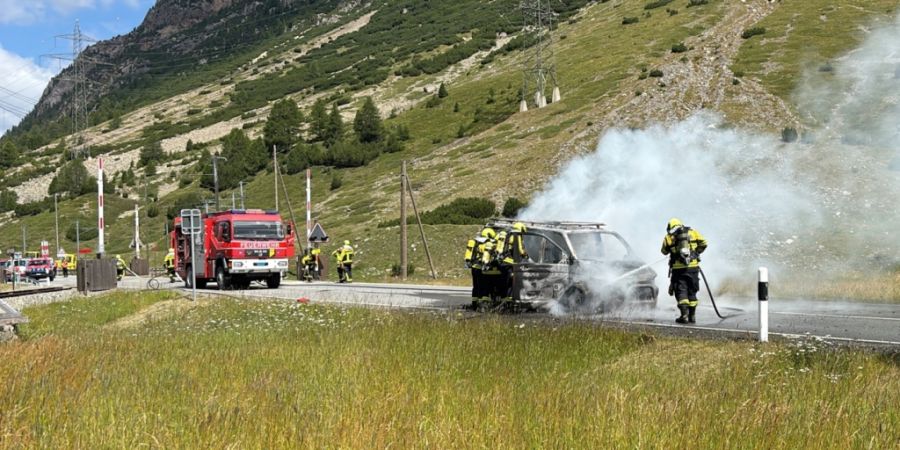 Der Personenwagen brannte auf der Bernina-Passstrasse komplett aus.