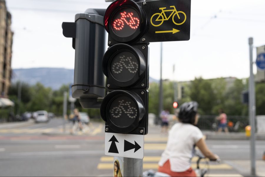 Die Diebe schlagen zu, wenn die Radfahrenden an der roten Ampel stehen und abgelenkt sind.