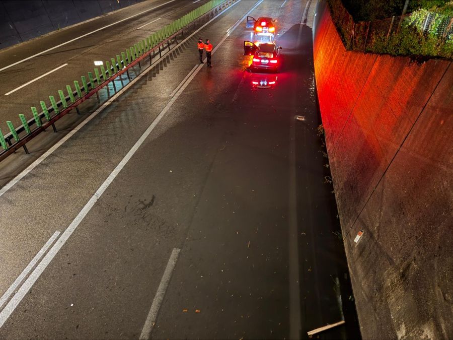 Das Unwetter in Zürich hat dafür gesorgt, dass am späten Abend die Flughafen-Autobahn gesperrt werden musste.