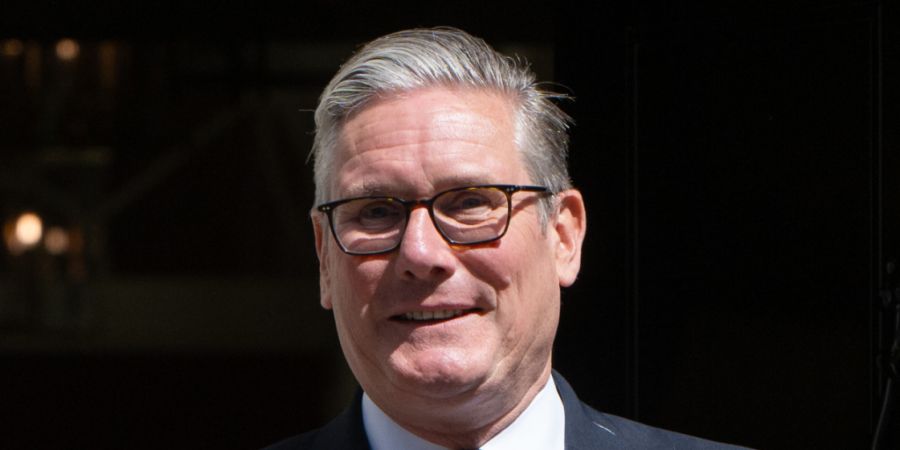 ARCHIV - Der britische Premierminister Keir Starmer verlässt die Downing Street Nr. 10, um an der Fragestunde des Premierministers im Unterhaus teilzunehmen. Foto: Thomas Krych/AP/dpa