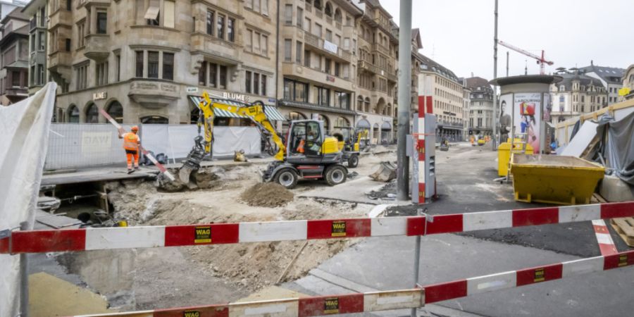 Nach zehn Wochen baubedingter Sperrung können die Trams ab Montag wieder den Basler Marktplatz befahren. Die Haltestelle ist aber noch nicht fertig. (Archivbild)