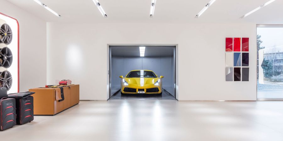 Ich bin auch ein Lift: Der Aufzug im Autohaus Niki Hasler in Basel dreht sich während der Fahrt und kann vier Zugangsseiten bedienen.