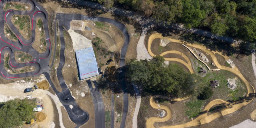 Luftaufnahme vom Jura Bike Park in Pruntrut JU mit den Pumptracks, zwei Jump-Strecken und Flowtrail- und Skilltrail-Strecken (von links).