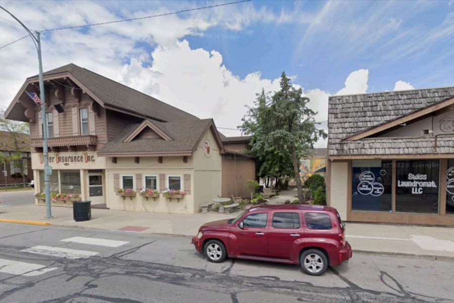 Die «Swiss Laundromat, LLC» befindet sich neben der Niederlassung der Büros der Bixler-Versicherungen (mit Geranien) an der Ecke Main Street / Sprunger Street in Berne, Indiana.