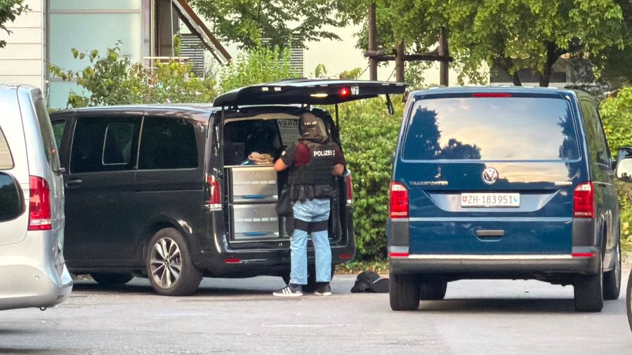 Polizisten in Vollmontour waren am Grosseinsatz beteiligt.