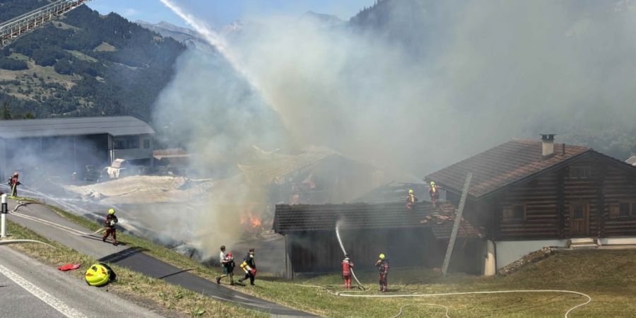 Ein Grossbrand in Fideris GR forderte die Feuerwehrleute so stark, dass gleich mehrere Kreislaufprobleme erlitten.