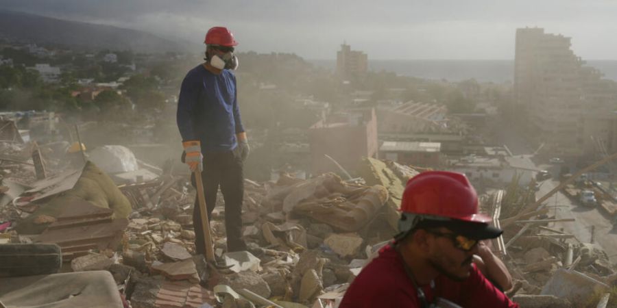 dpatopbilder - Rettungskräfte und Freiwillige durchsuchen die Trümmer eines Gebäudes, das bei Erdbeben eingestürzt ist. Foto: Ariana Cubillos/AP/dpa