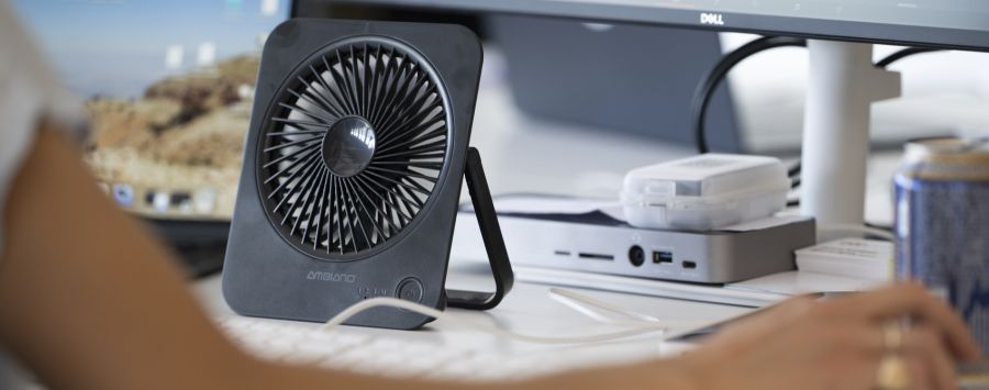 Ob zu Hause oder im Homeoffice: Derzeit wird geschwitzt – und ein Ventilator gehört fast schon zur Standardausrüstung.