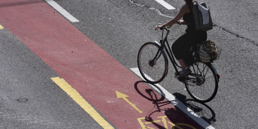 Der Ausbaus zugunsten der Velofahrerinnen und -fahrer ist in der Einschätzung von SP, Grünen und Grünliberalen ungenügend. (Symbolbild)