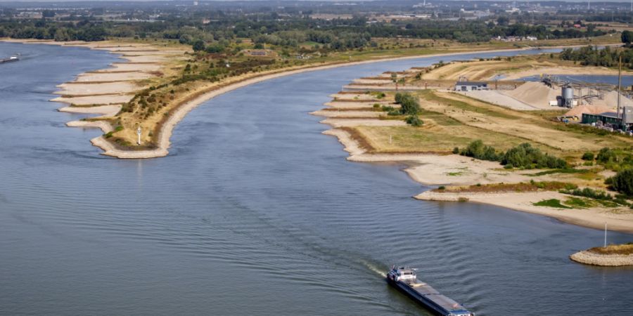 Ein Binnenschiff fährt bei historisch niedrigem Wasserstand auf dem Rhein bei Millingen in den Niederlanden.