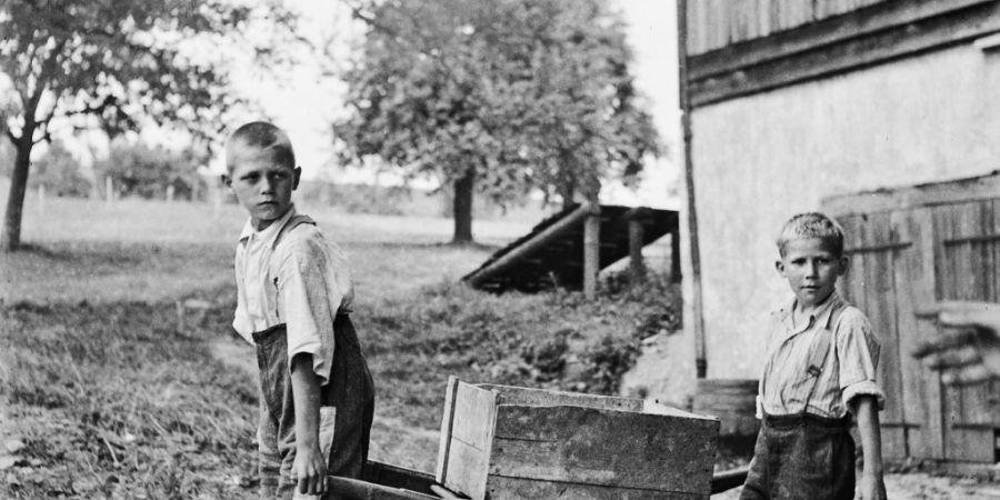 Eine neue Gastausstellung, zurzeit in Liestal, widmet sich Schicksalen von Menschen, die von fürsorgerischen Zwangsmassnahmen betroffen waren. Dieses Bild zeigt zwei Buben in der Erzie...