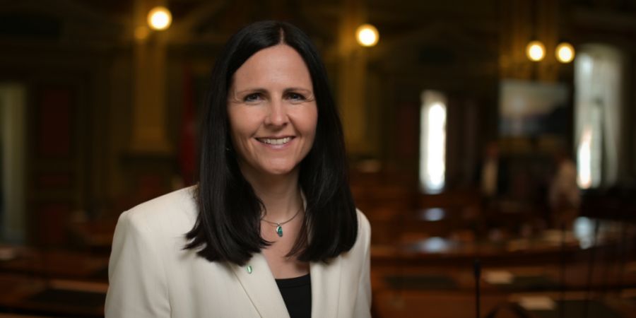 Andrea Abderhalden-Hämmerli kurz vor der Wahl zur St. Galler Kantonsratspräsidentin im noch leeren Ratssaal.
