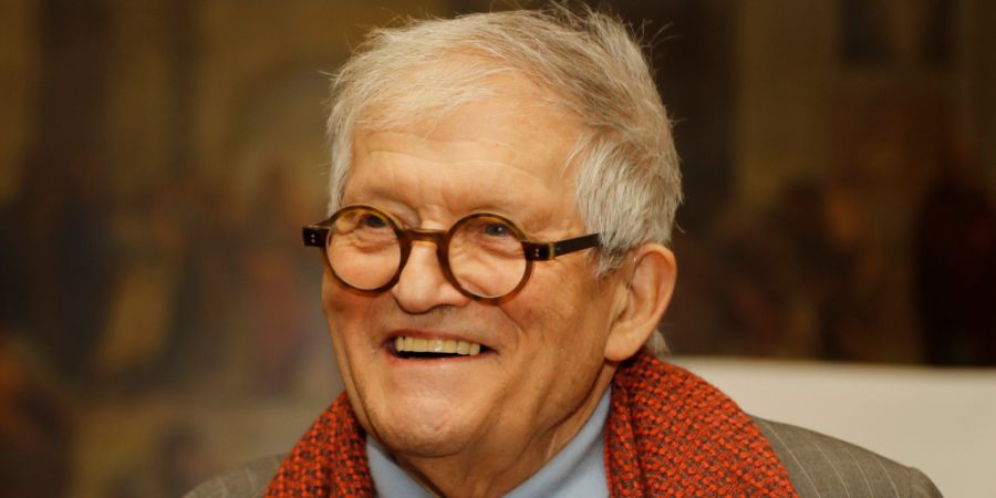 ARCHIV - Der Künstler David Hockney nach der Enthüllung des Flaschendesigns für den Jahrgang 2014 des Château Mouton Rothschild. Der legendäre britische Maler ist tot. Er starb im ...